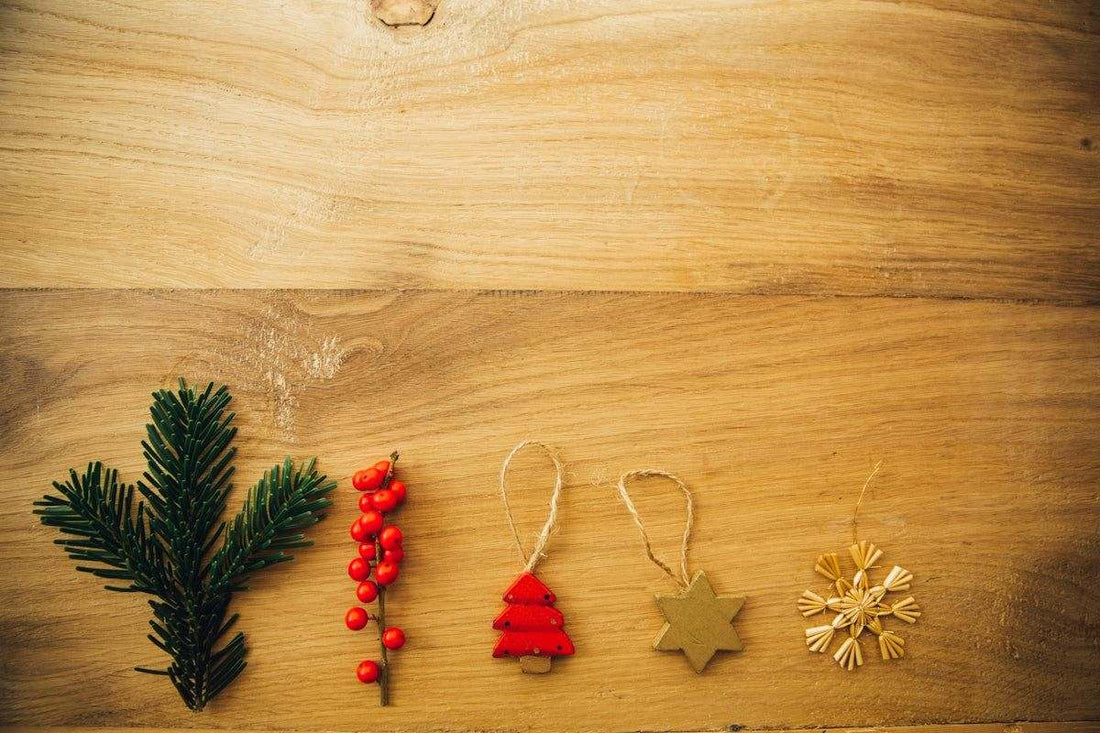 früchtetee tea gift set with natural fruit and festive wooden ornaments on wooden background