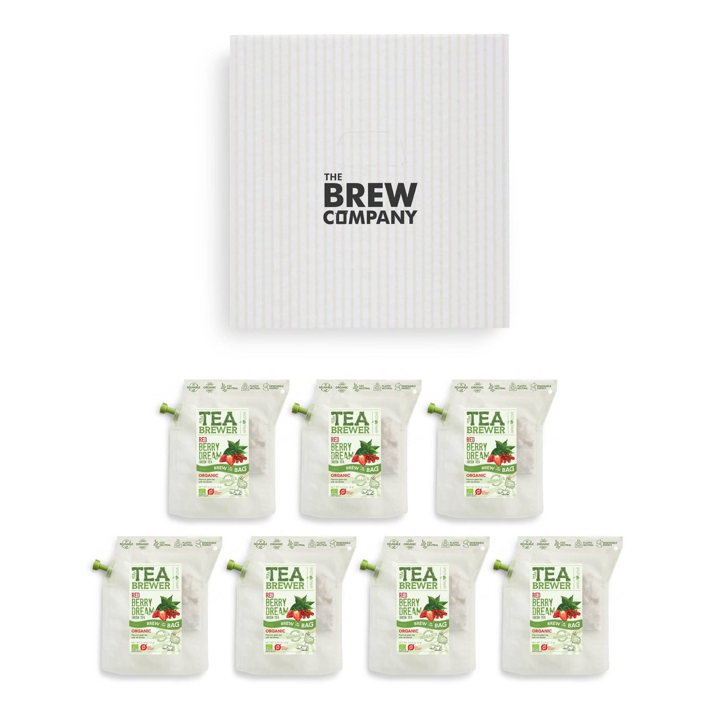Grüner Tee mit roten Beeren und Apfel in einer Tasse