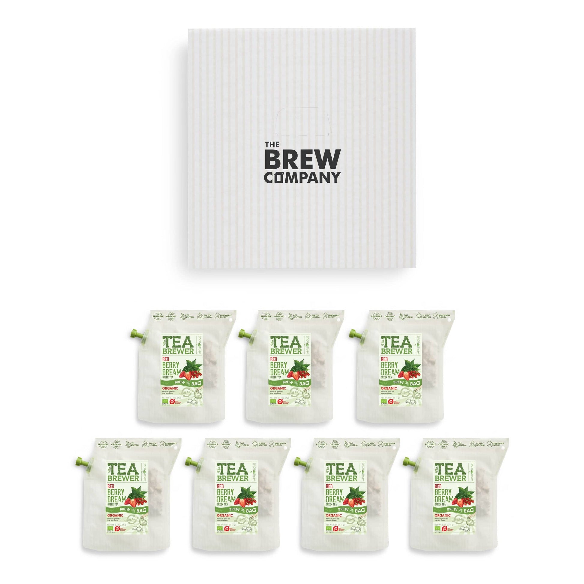 Grüner Tee mit roten Beeren und Apfel in einer Tasse